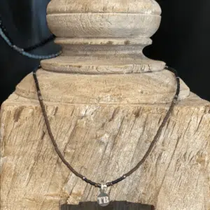 collier de perles noir et marron tetes blondes