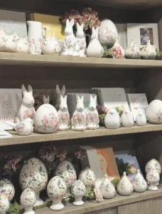 Déco de Pâques style brocante oeuf poule lapin